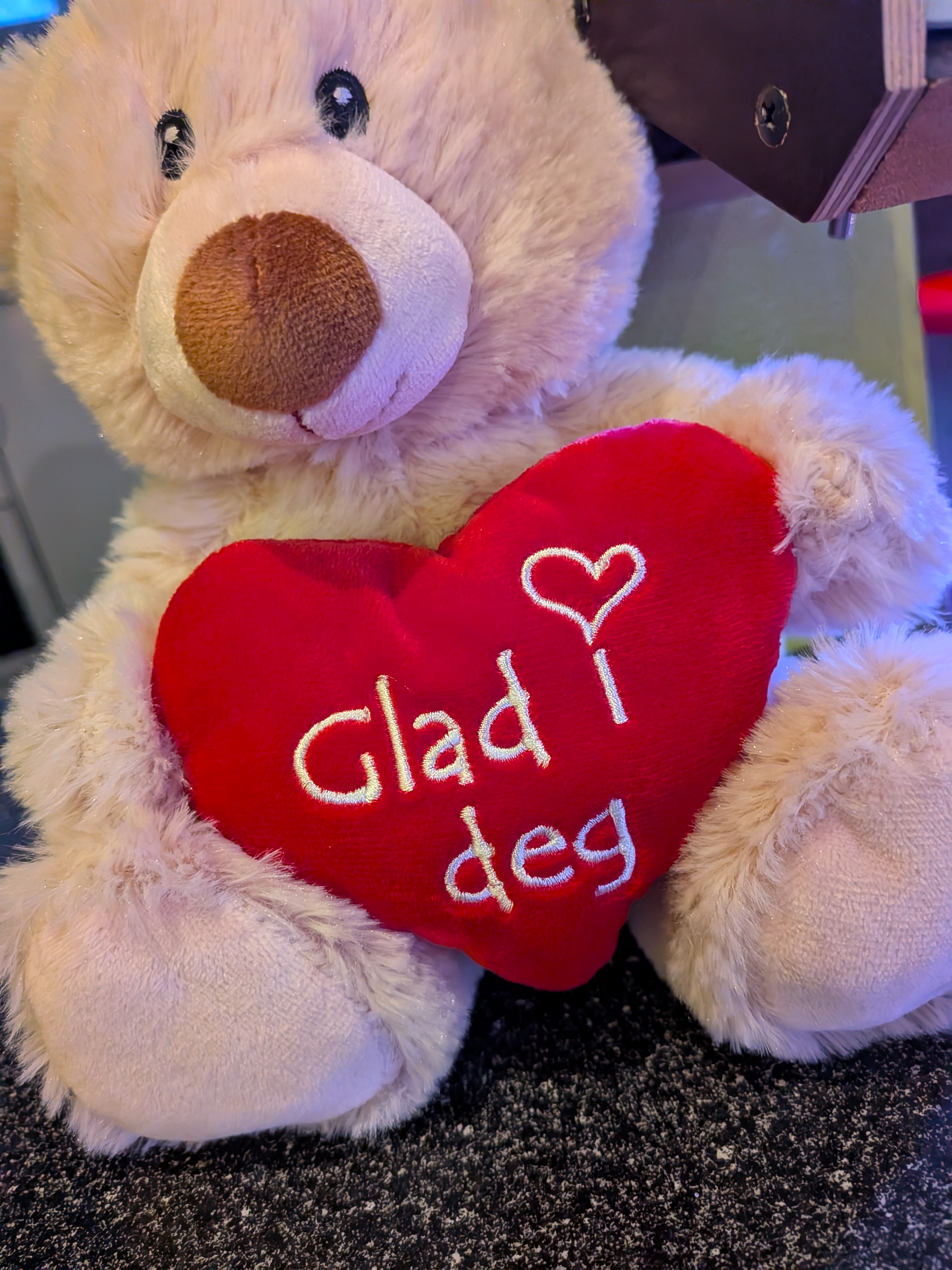 Bamse med et hjerte hvor det står 