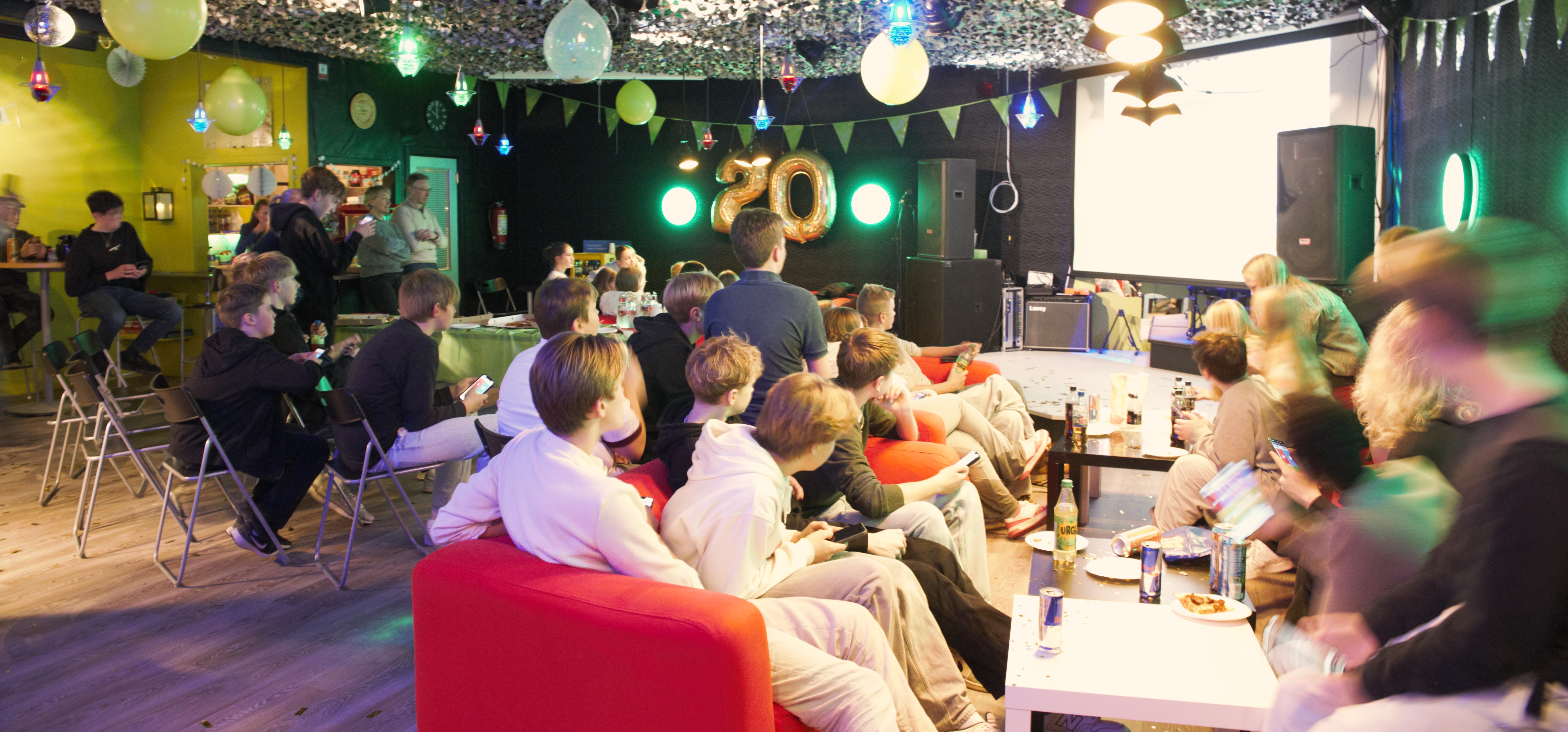 Ungdommer som spiller Kahoot på ungdomsklubben